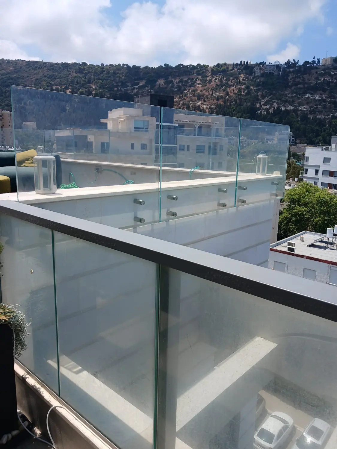 מעקה זכוכית במרפסת